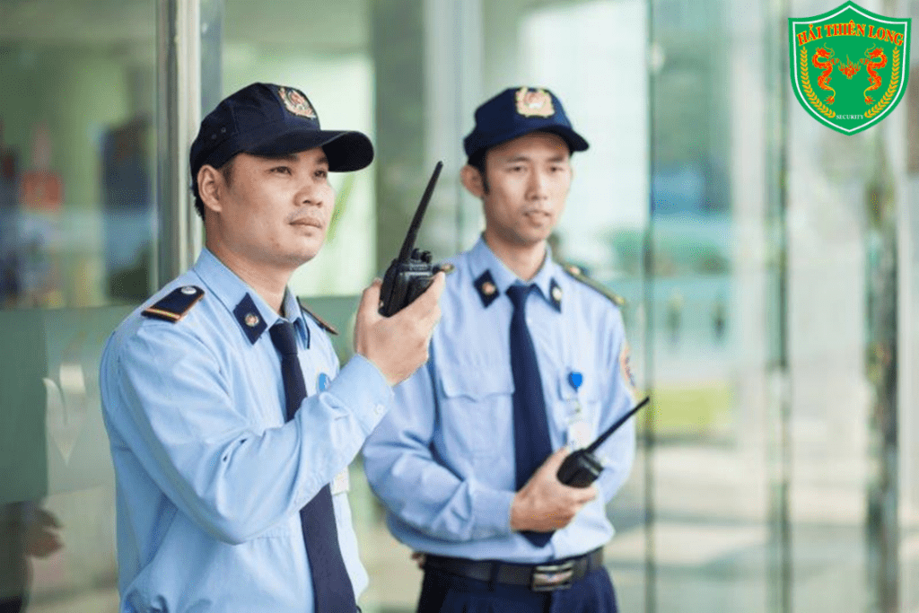 Nhân viên bảo vệ thực hiện nhiệm vụ tuần tra