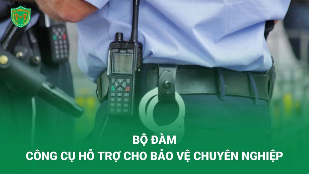 Trong giờ làm việc, bảo vệ luôn được trang bị những dụng cụ hỗ trợ cần thiết