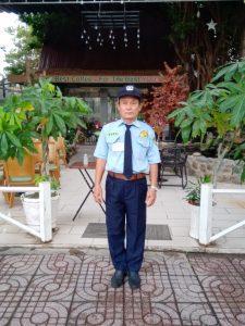 Nhân viên bảo vệ sử dụng thẻ bảo vệ trên người