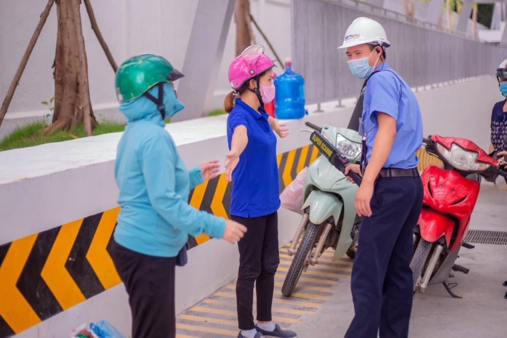 nhân viên bảo vệ khu vực giữ xe của chung cư